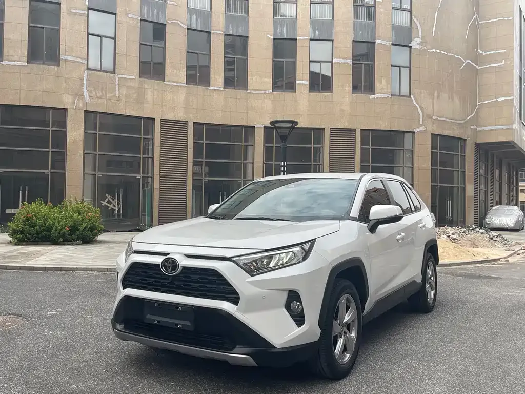 Toyota RAV4 — фото 1