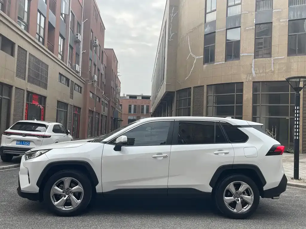 Toyota RAV4 — фото 3