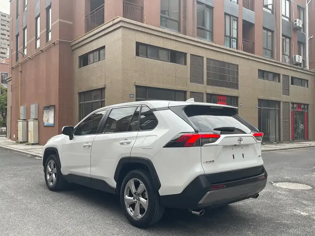 Toyota RAV4 — фото 4
