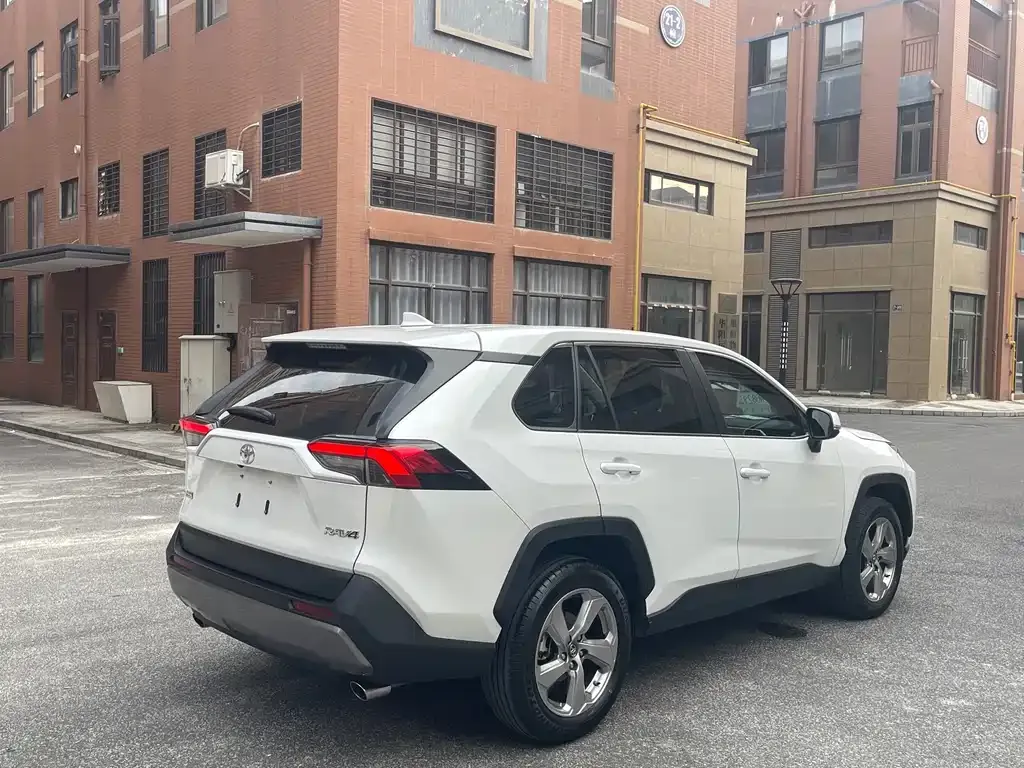 Toyota RAV4 — фото 5