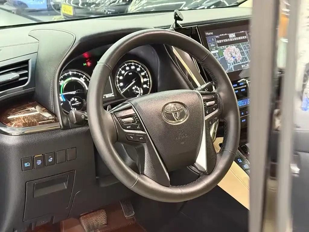 Toyota Alphard — фото 4