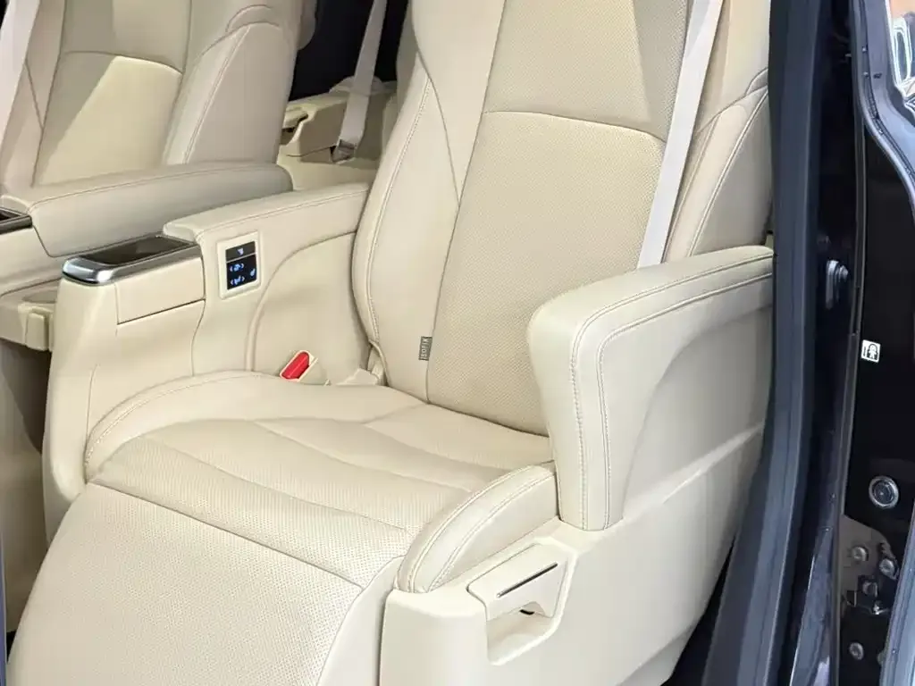 Toyota Alphard — фото 7