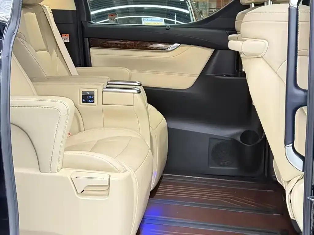 Toyota Alphard — фото 8