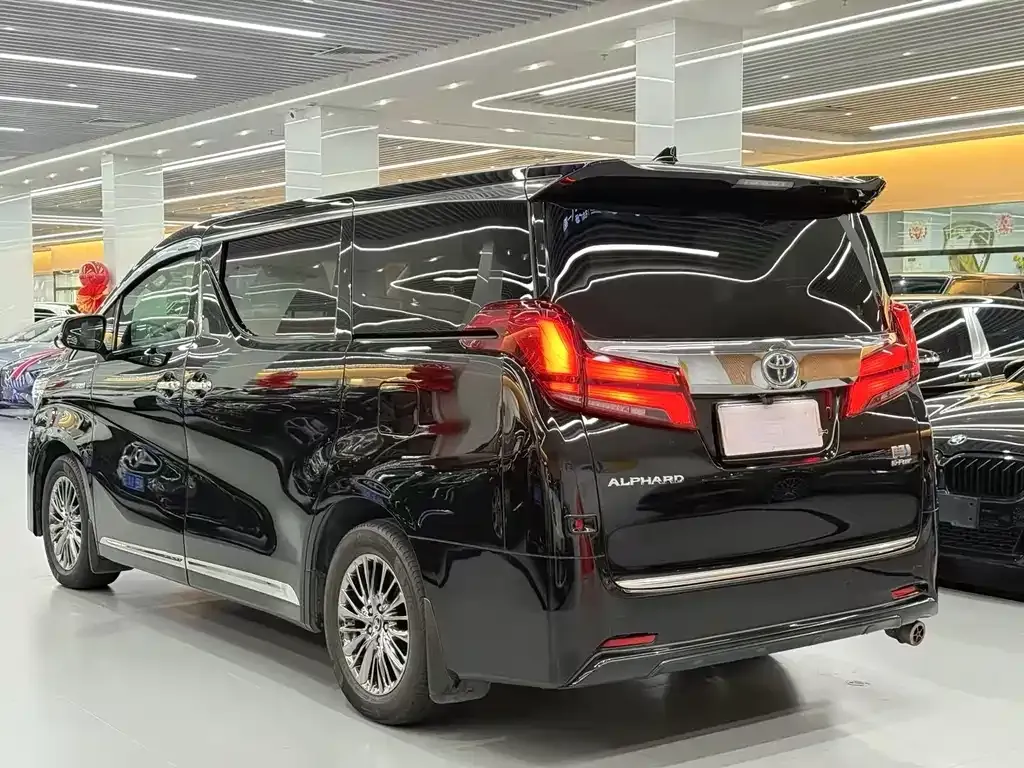 Toyota Alphard — фото 9