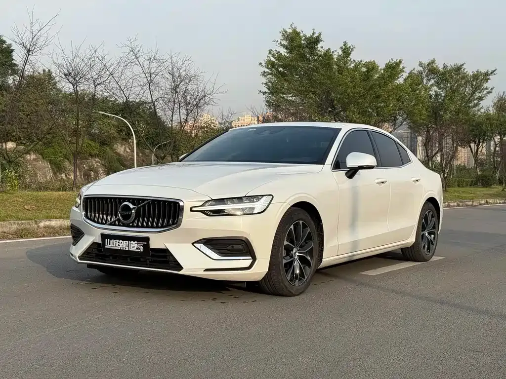 Volvo S60 — фото 1