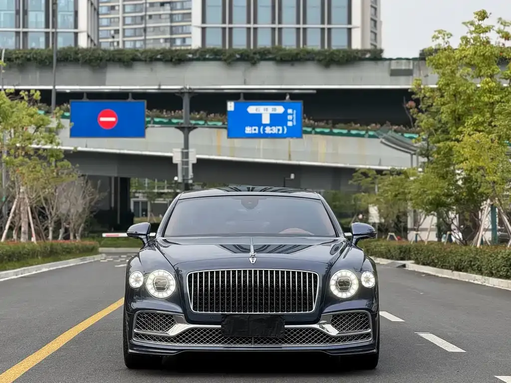 Bentley Flying Spur — фото 1