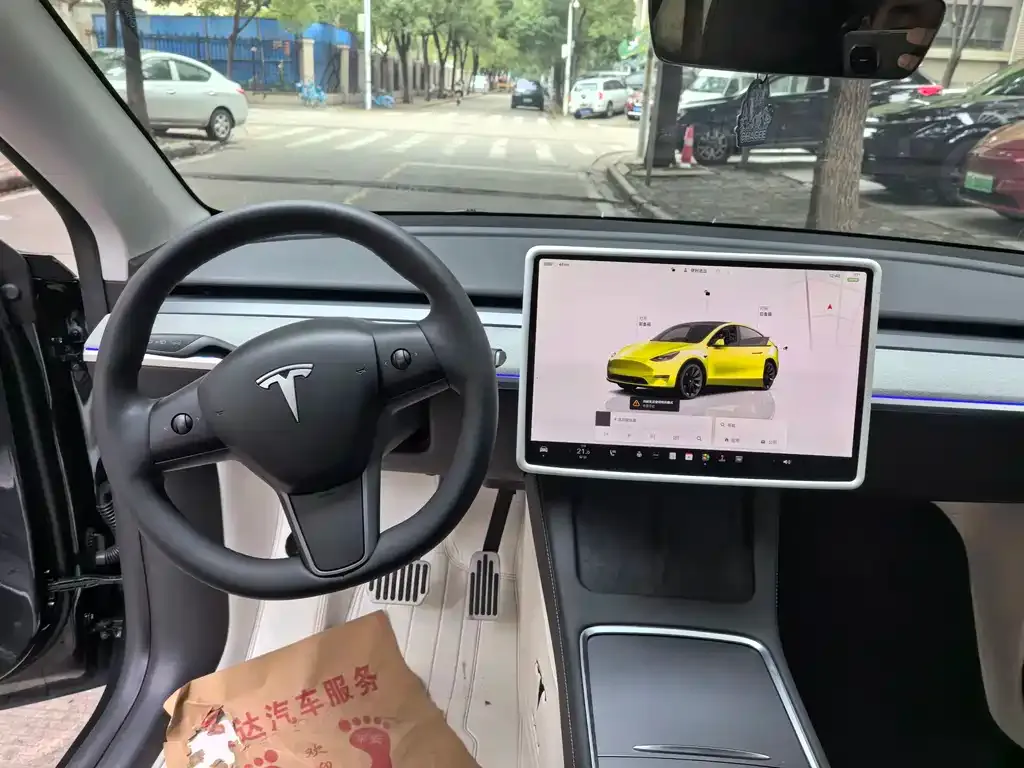 Tesla Model Y — фото 3
