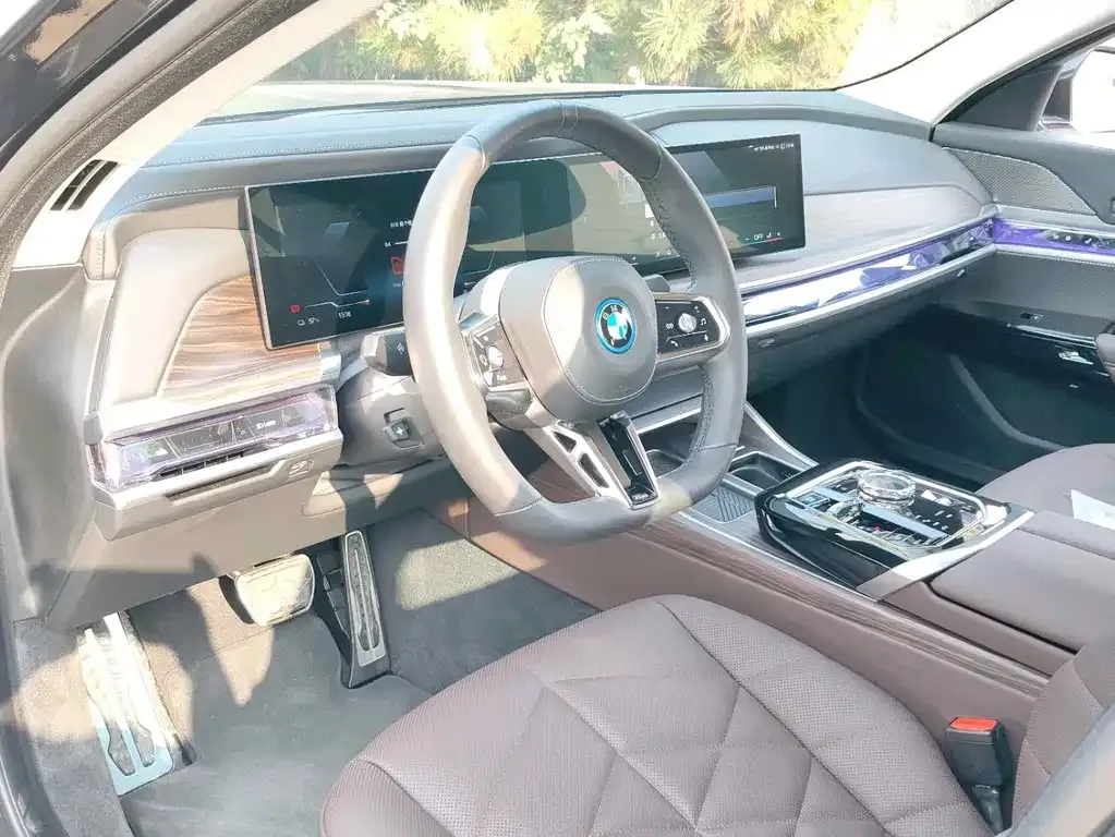 BMW i7 — фото 7