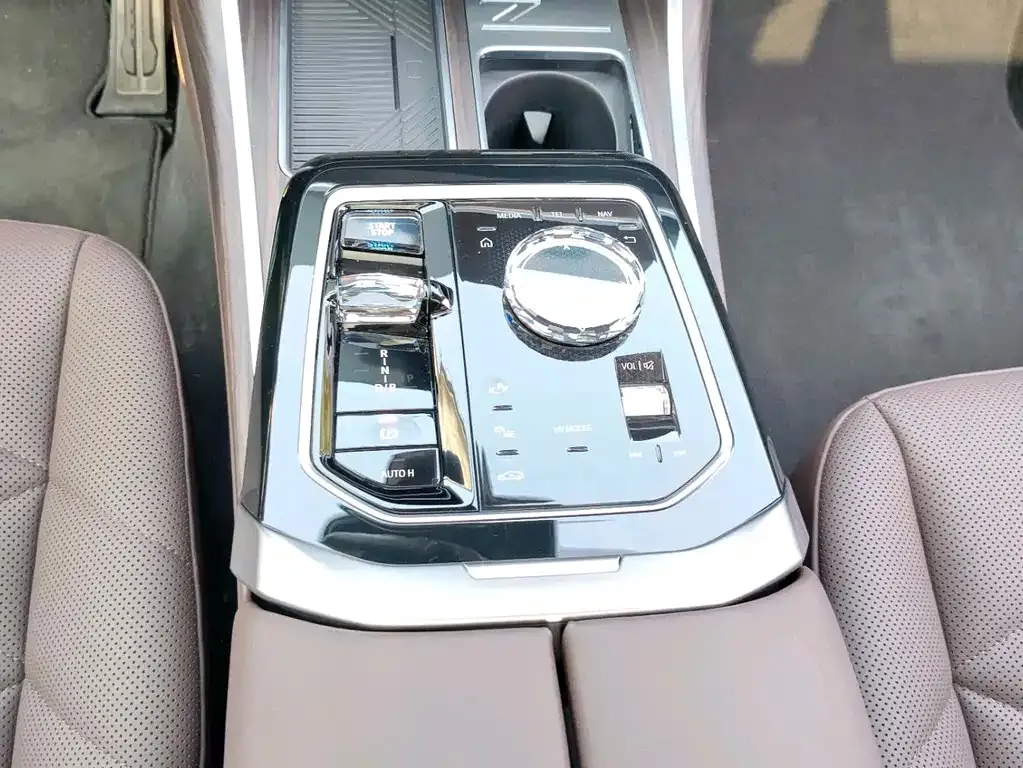 BMW i7 — фото 8