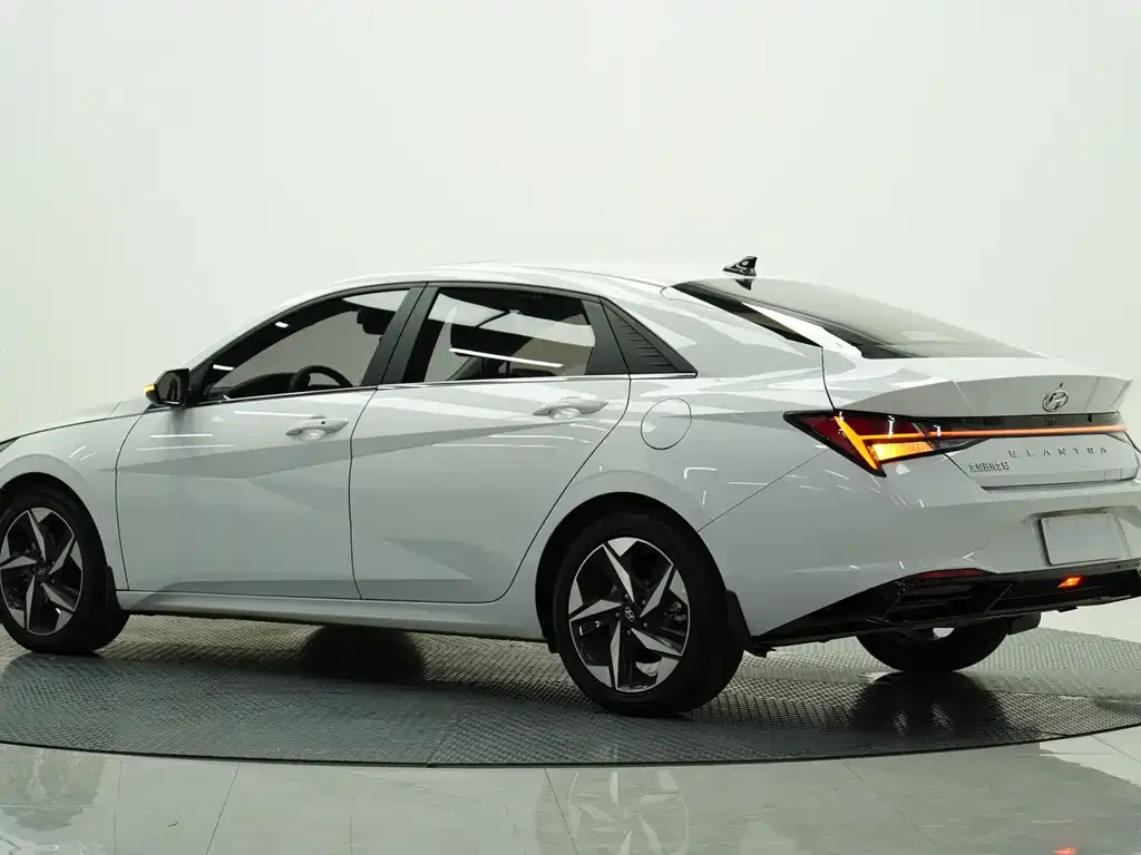 Hyundai Elantra — фото 3