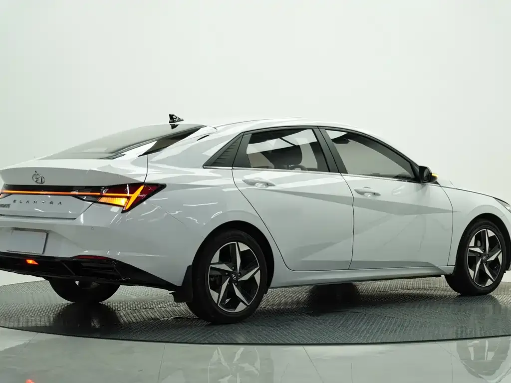 Hyundai Elantra — фото 5