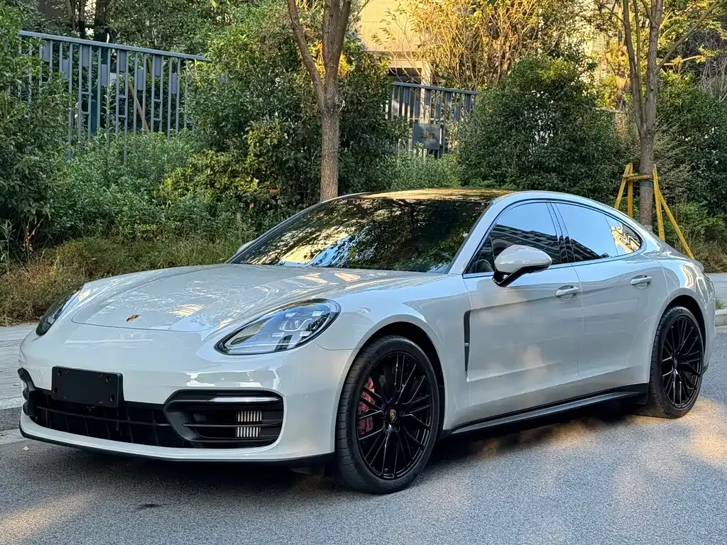 Porsche Panamera — фото 1