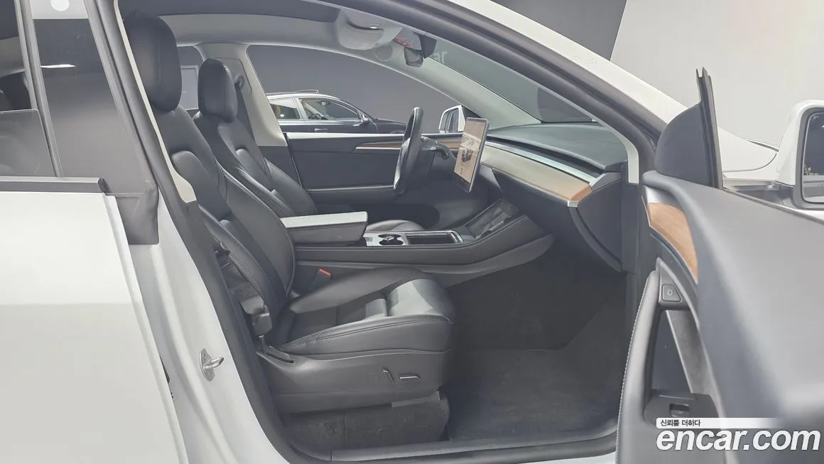 Tesla Model Y — фото 10