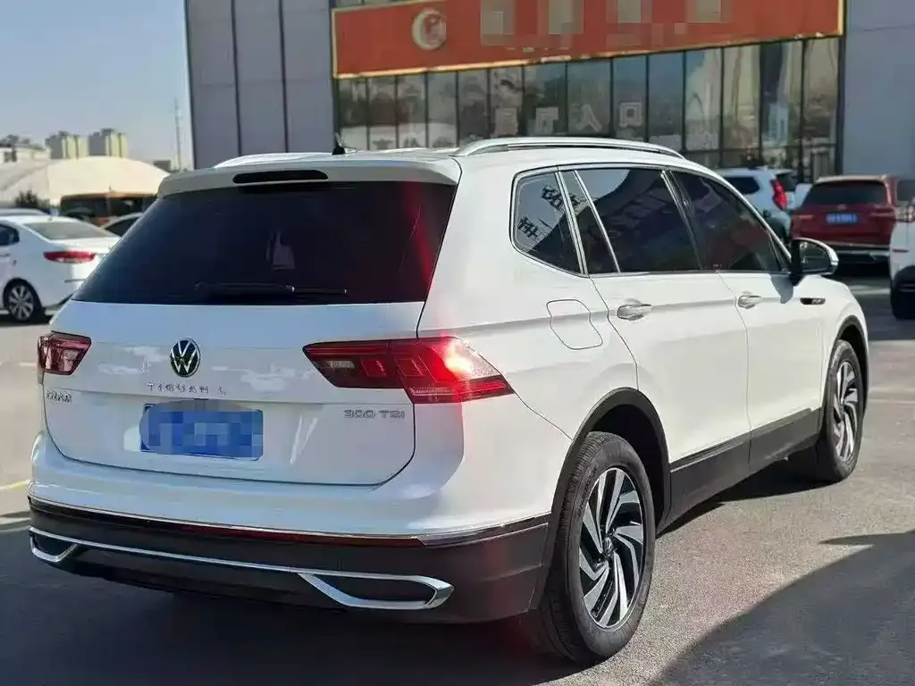 Volkswagen Tiguan L — фото 9