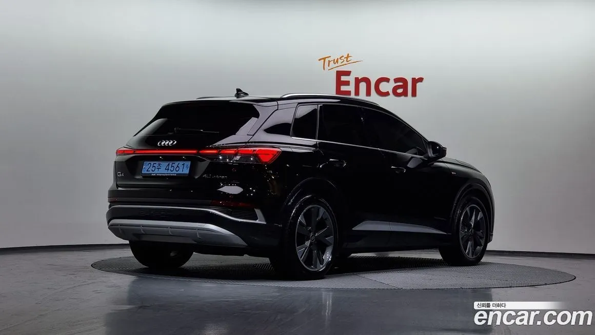Audi Q4 e-tron — фото 2
