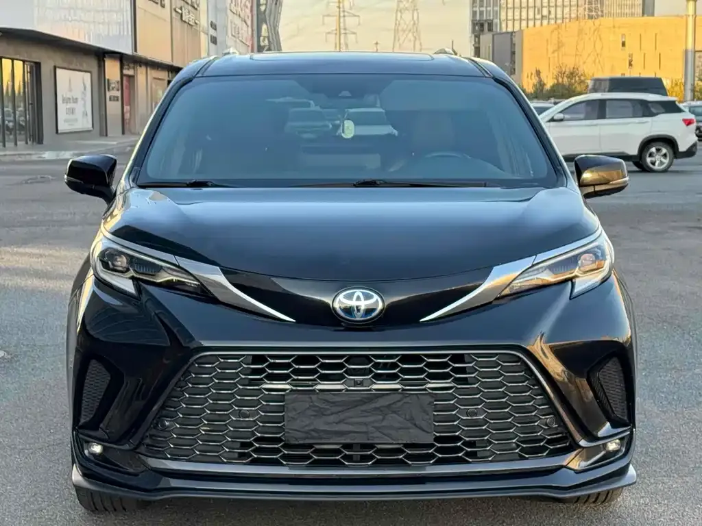 Toyota Granvia — фото 1