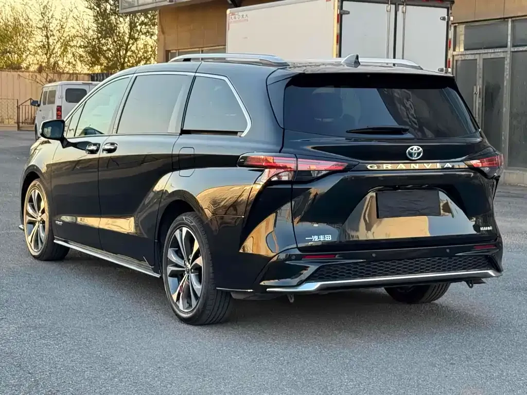 Toyota Granvia — фото 4