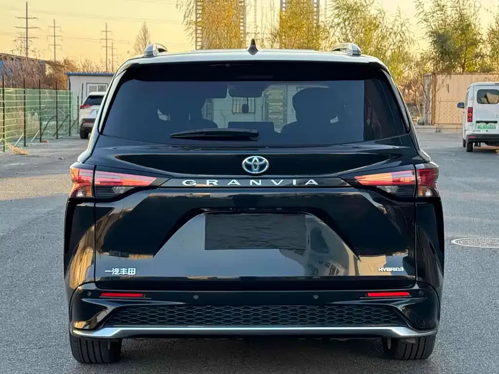 Toyota Granvia — фото 5