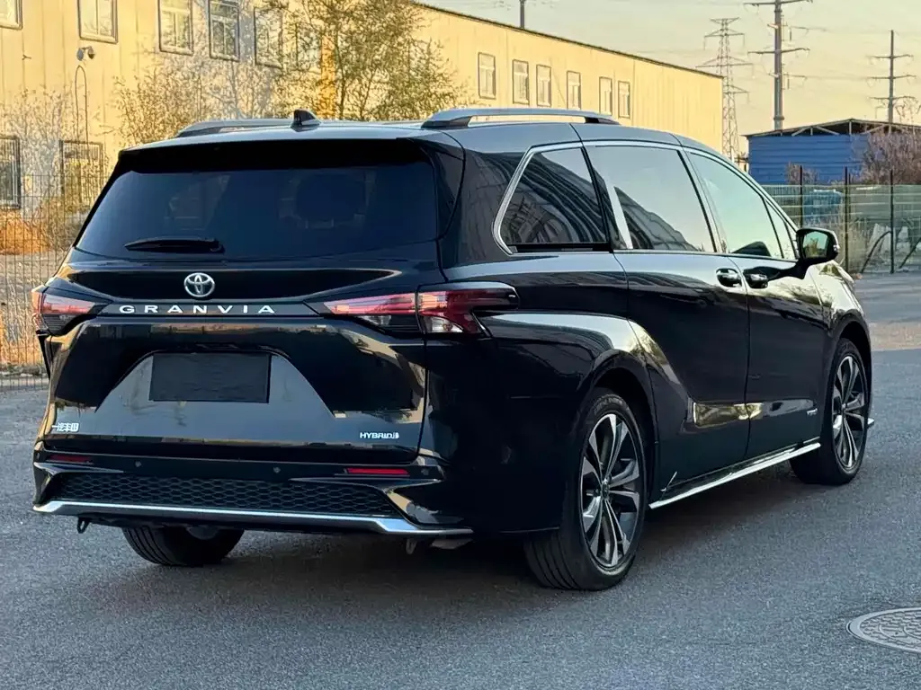 Toyota Granvia — фото 6