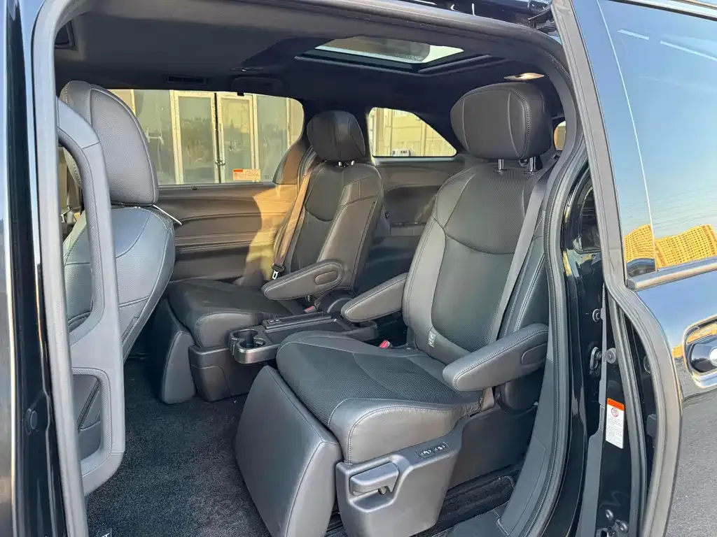 Toyota Granvia — фото 8