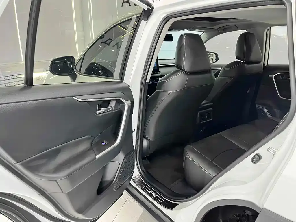 Toyota RAV4 — фото 7