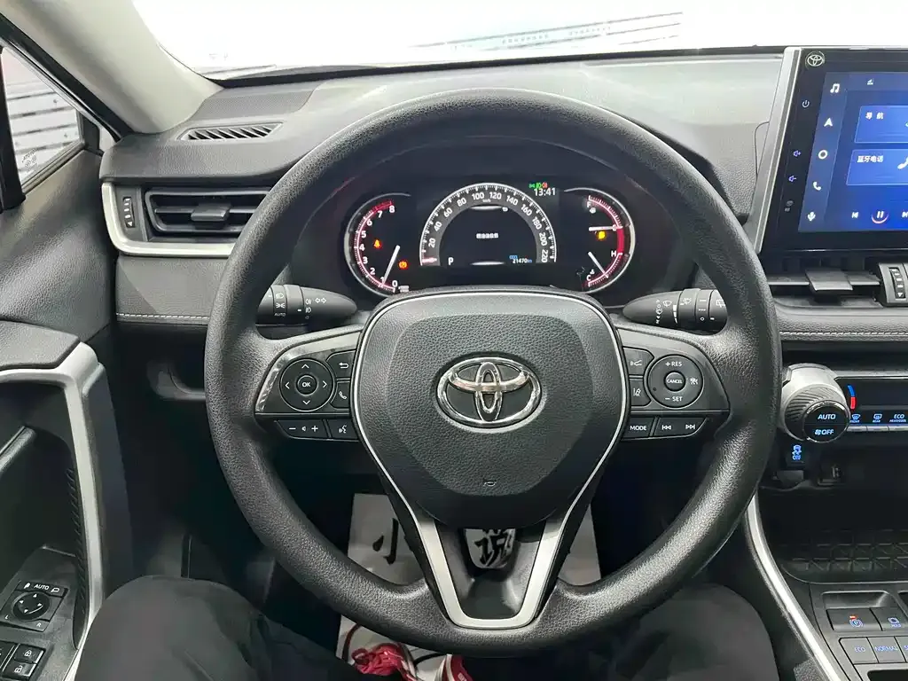 Toyota RAV4 — фото 9