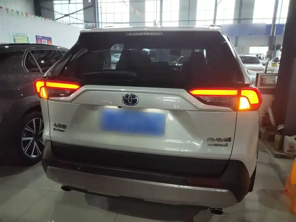 Toyota RAV4 — фото 6