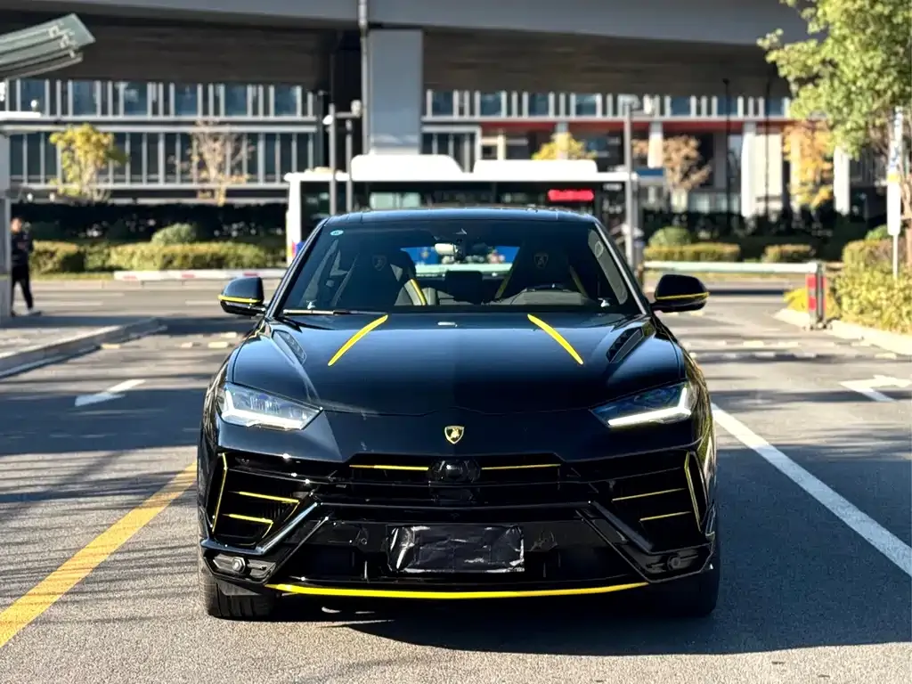 Lamborghini Urus — фото 1