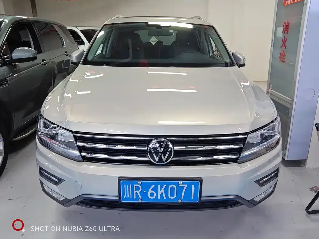 Volkswagen Tiguan L — фото 1