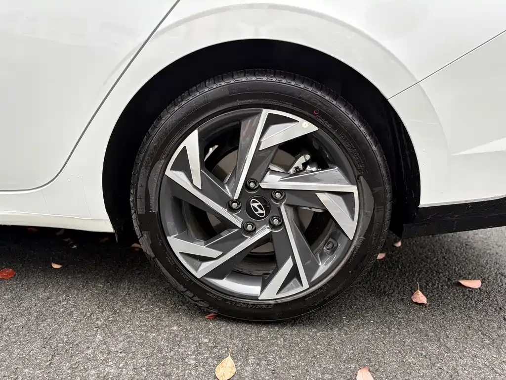 Hyundai Elantra — фото 10
