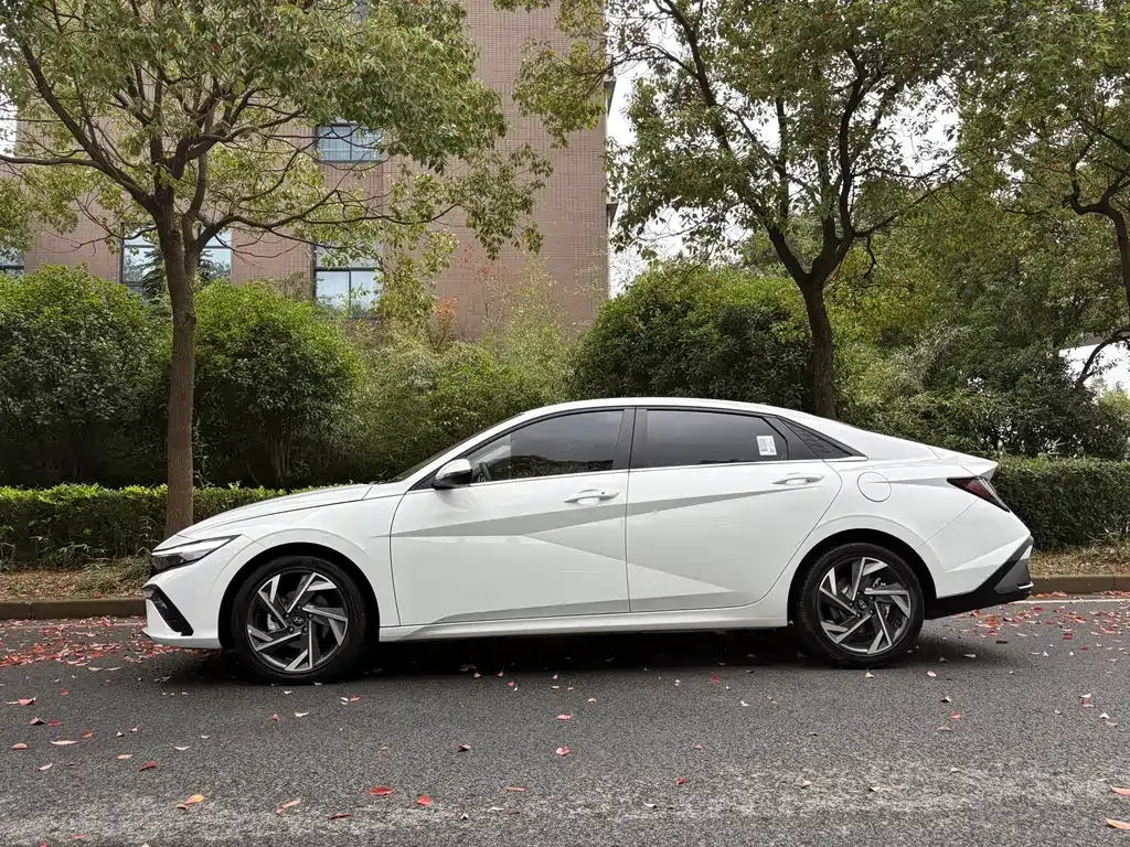 Hyundai Elantra — фото 2