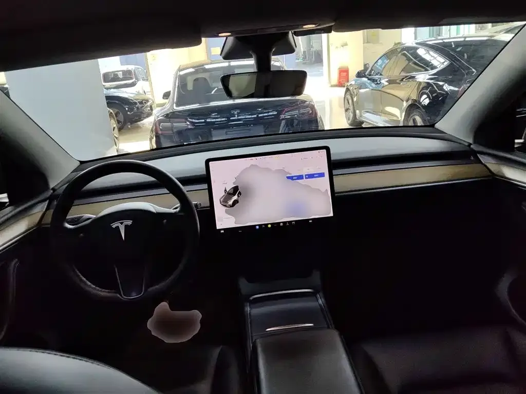 Tesla Model Y — фото 10