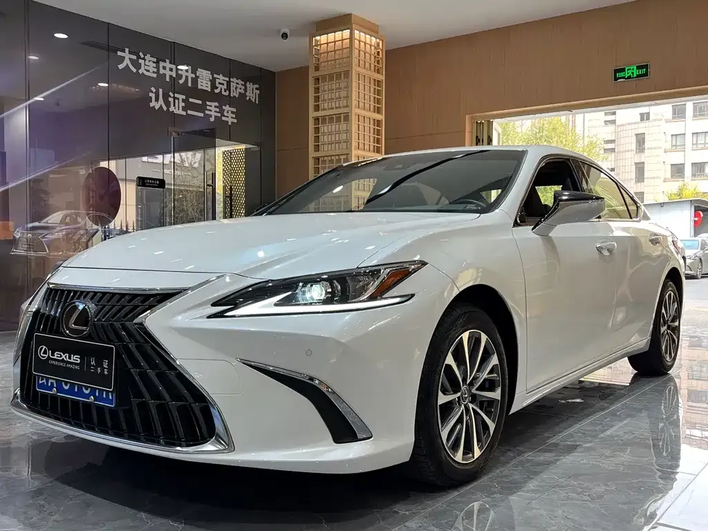 Lexus ES — фото 1