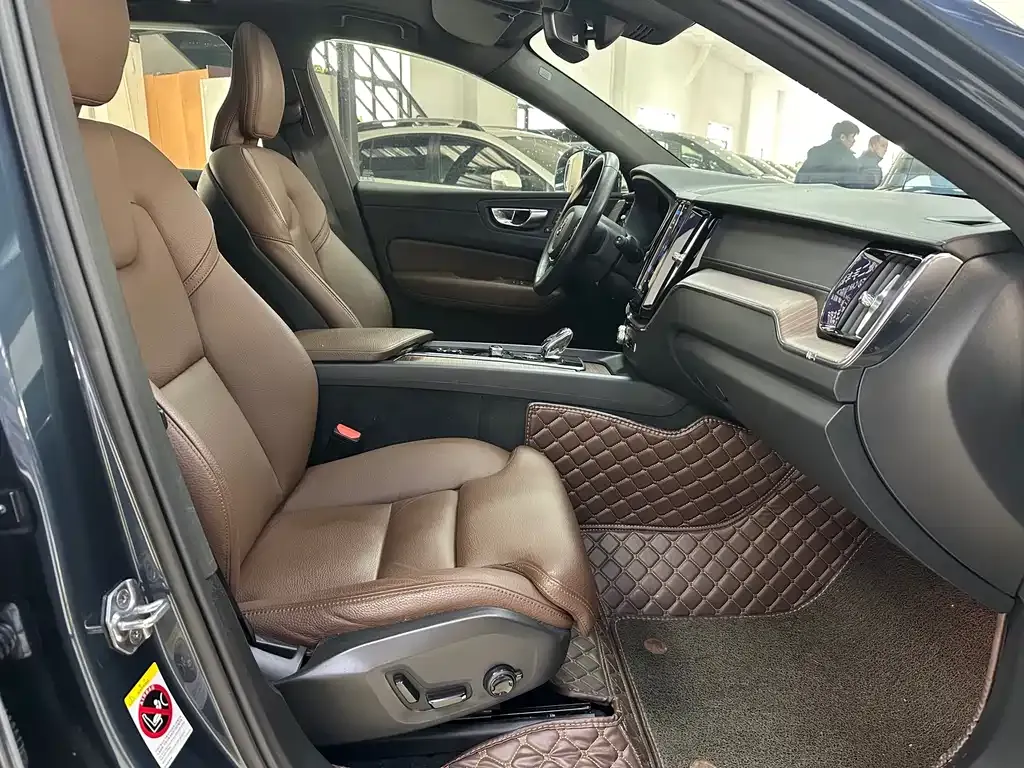 Volvo XC60 — фото 10