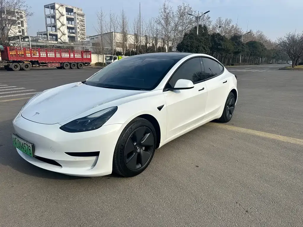 Tesla Model 3 — фото 1
