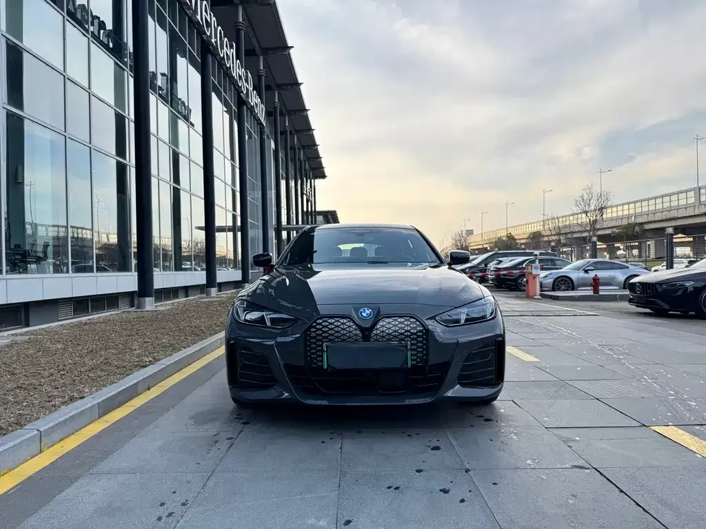 BMW i4 — фото 9