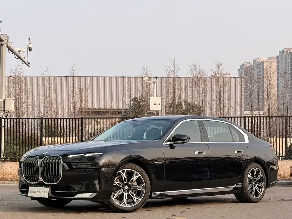 BMW 7 Series — фото 1