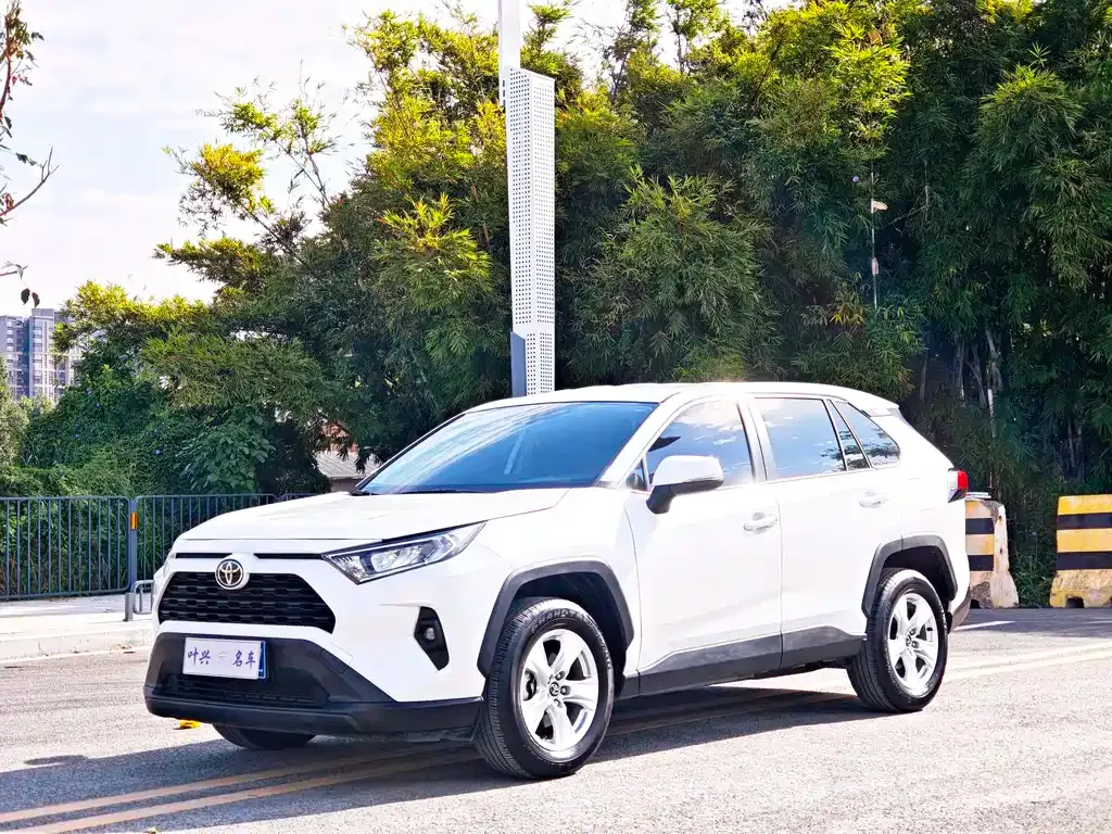 Toyota RAV4 — фото 1