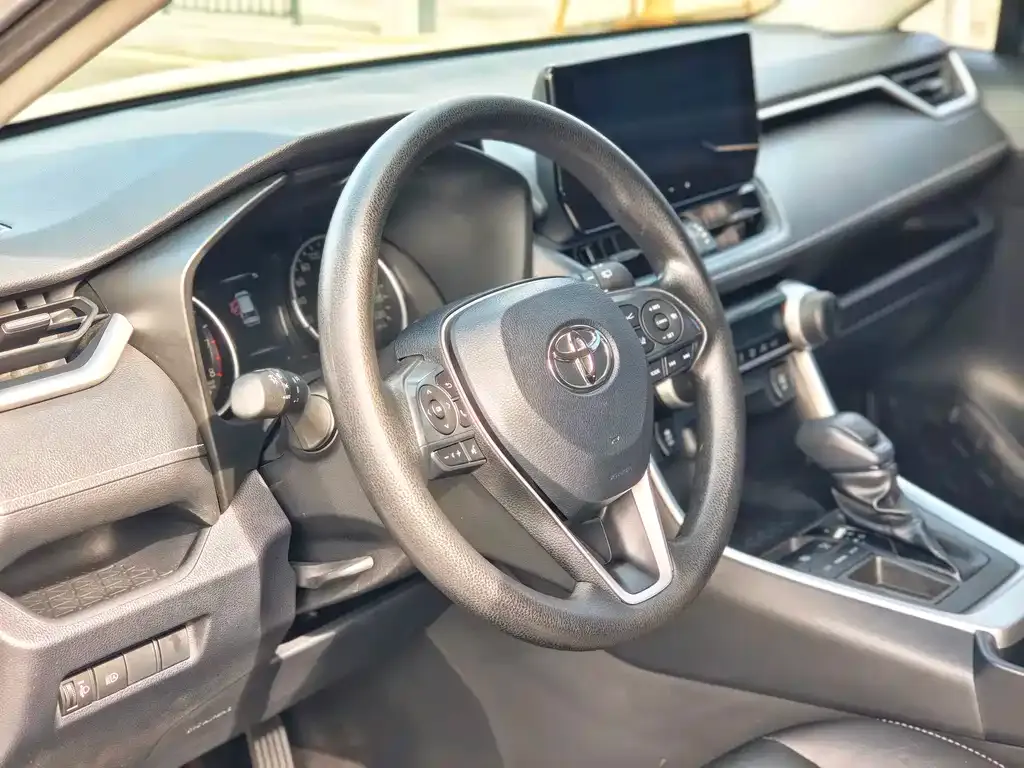 Toyota RAV4 — фото 3