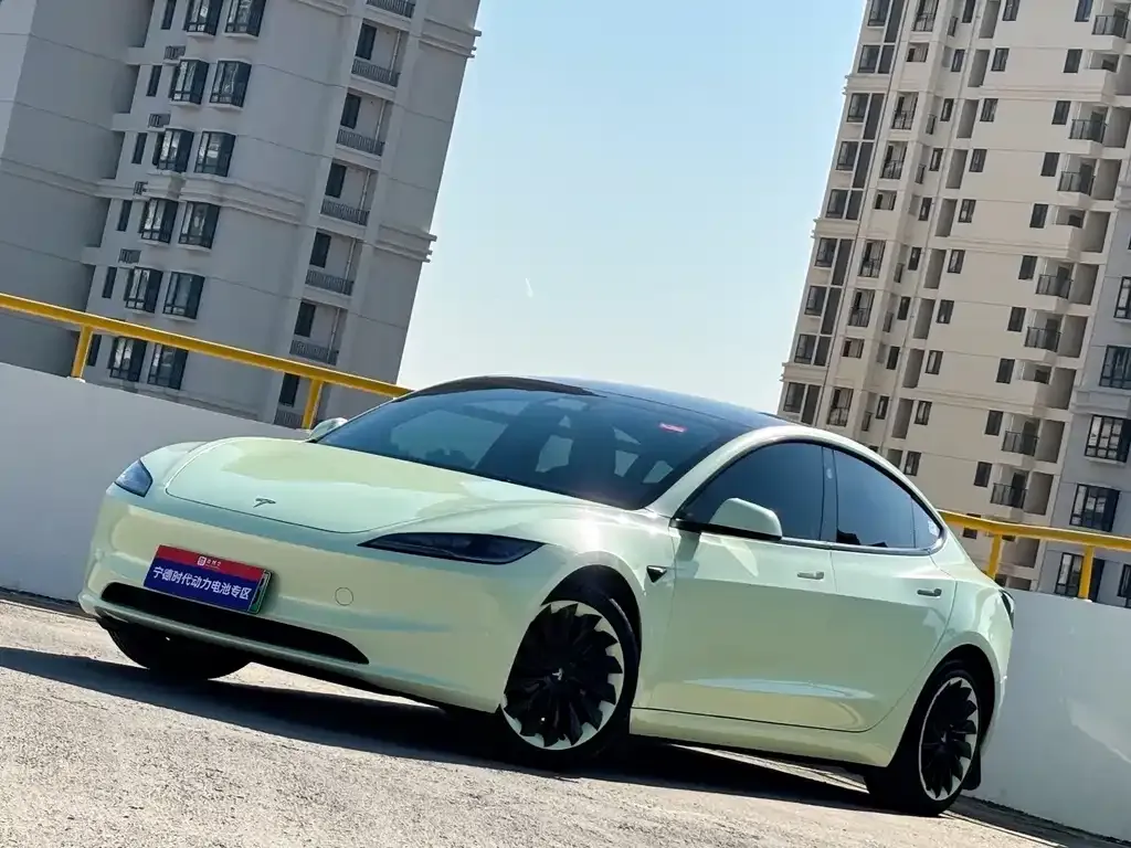 Tesla Model 3 — фото 1