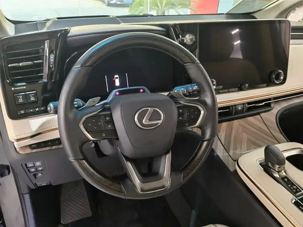 Lexus LM — фото 8