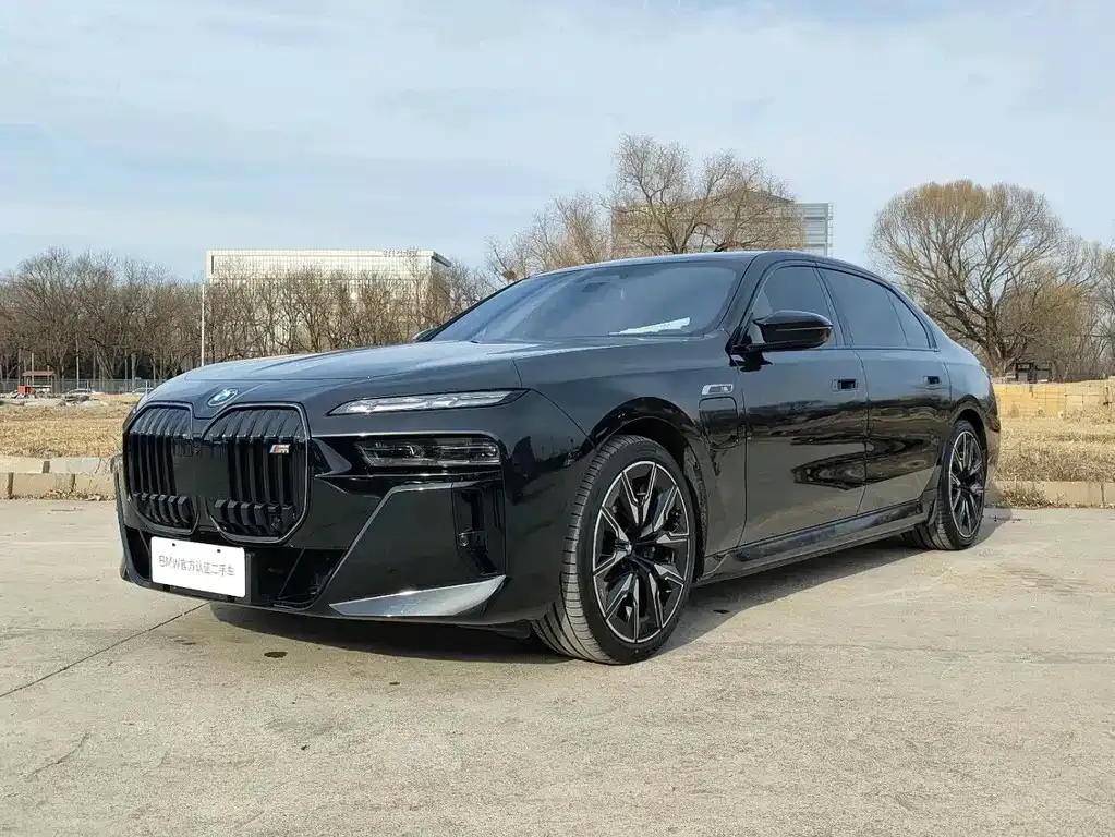 BMW i7 M70L — фото 1