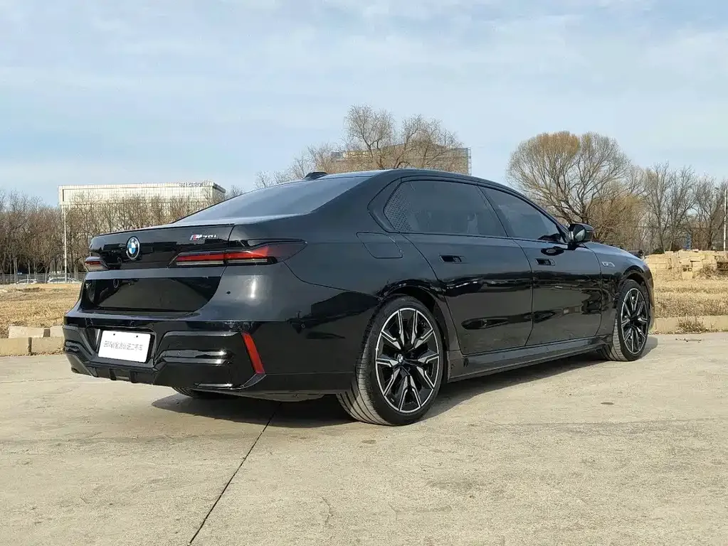 BMW i7 M70L — фото 4