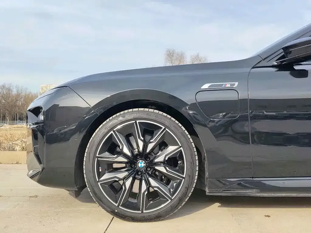 BMW i7 M70L — фото 3