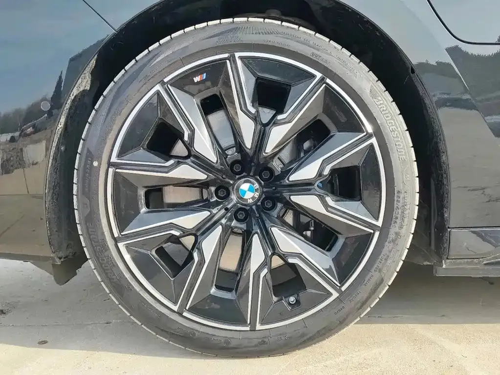 BMW i7 M70L — фото 8