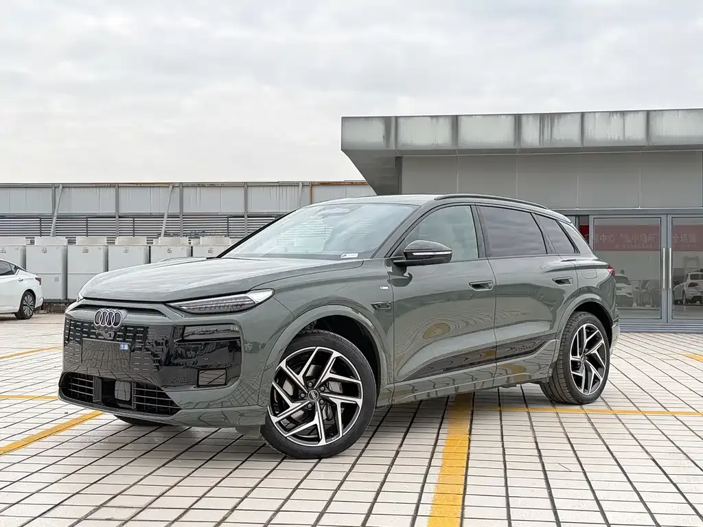 Audi Q6L e-tron — фото 1