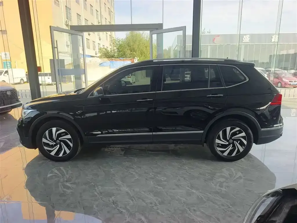 Volkswagen Tiguan L — фото 10