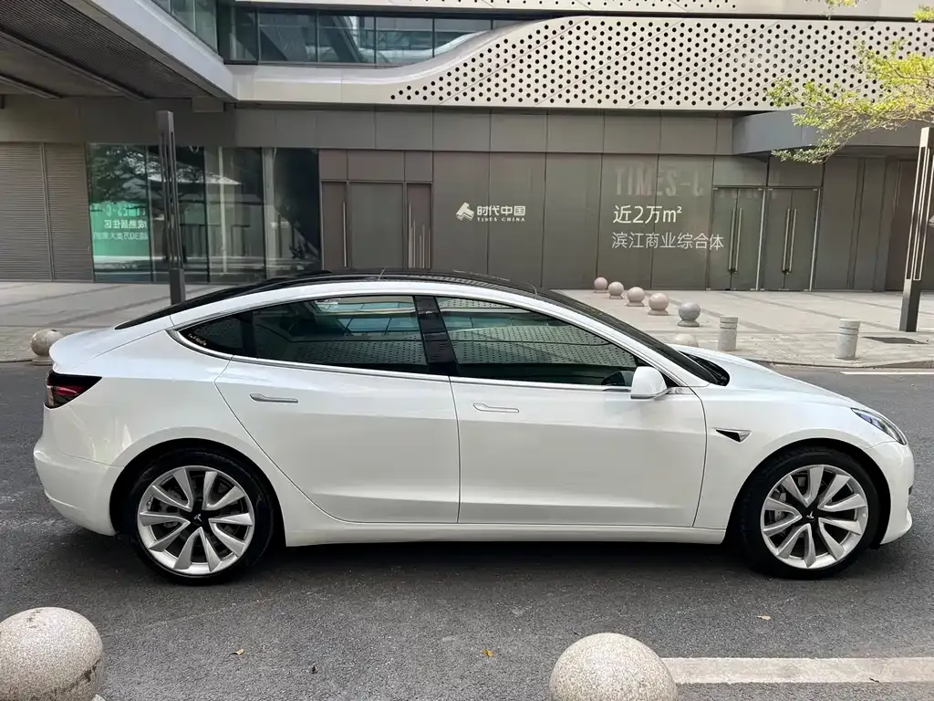 Tesla Model 3 — фото 4