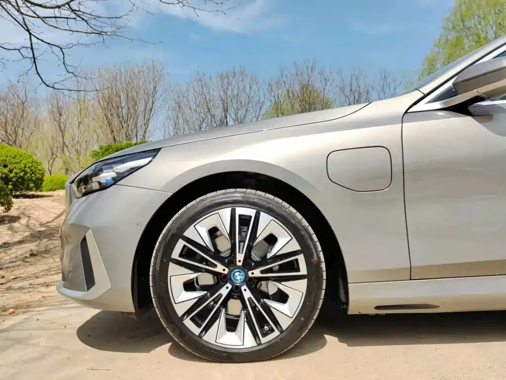 BMW i5 — фото 2