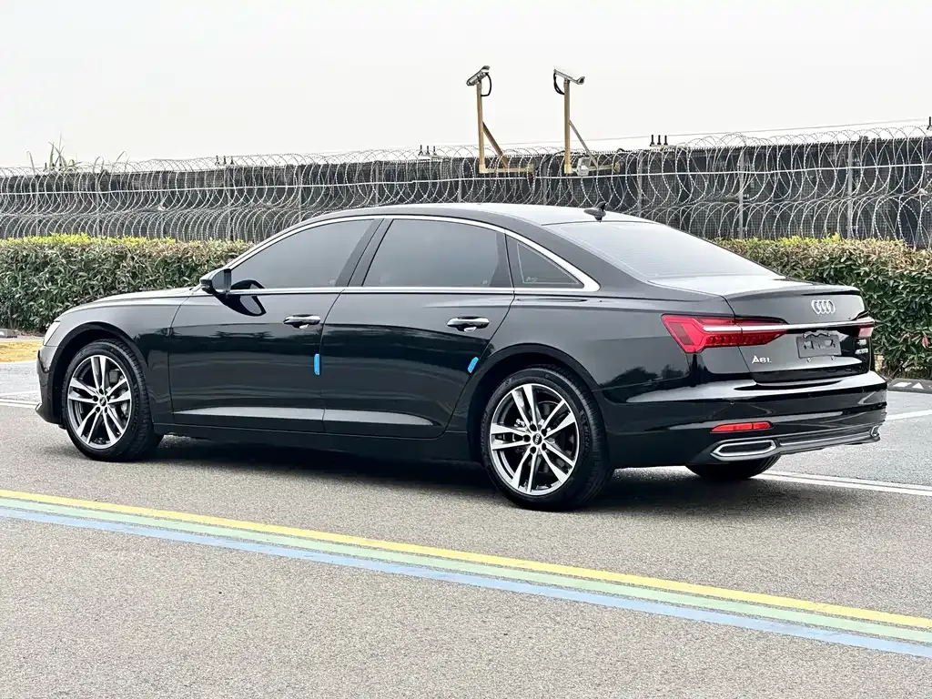 Audi A6L — фото 9